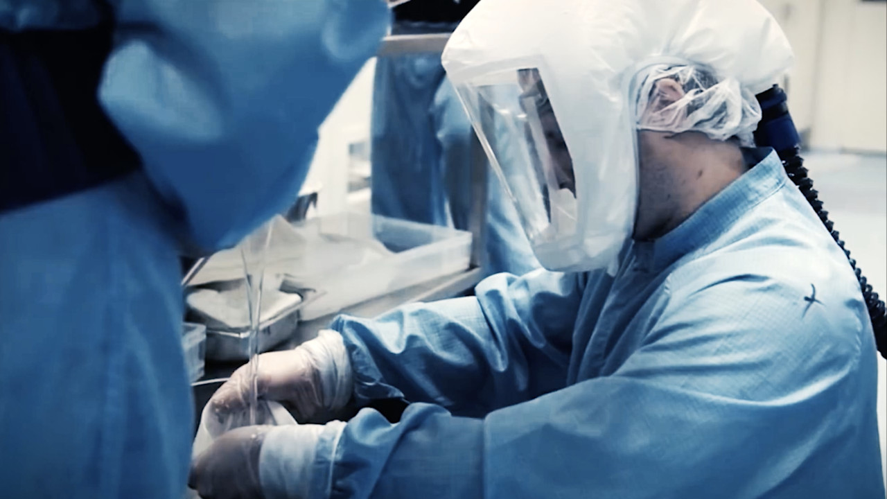 Mitarbeiter bei der Arbeit im Labor und Rechenzentrum